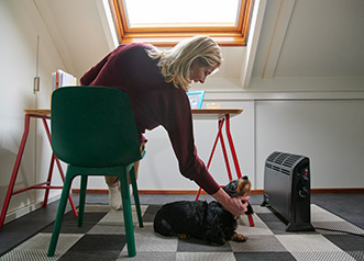 vrouw hond bureau