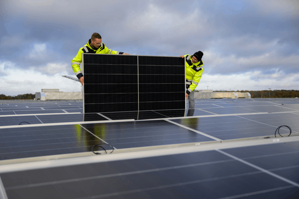 Monteurs installeren zonnepanelen