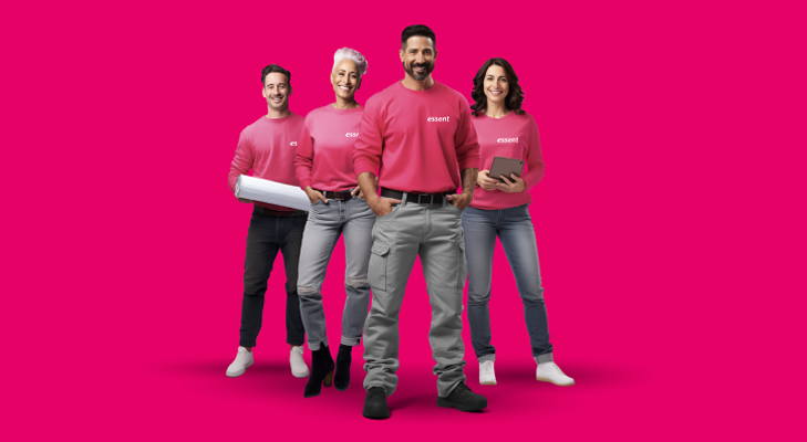 Vier adviseurs van Essent op een roze achtergrond