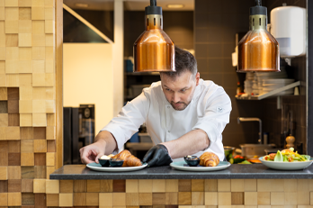 Een kok legt eten klaar