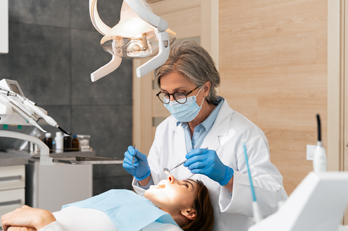 Een vrouw bij de tandarts