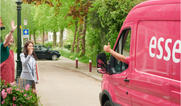 Groep mensen zwaait blij vanaf een bus – positieve klantrelatie of gezamenlijke rit.