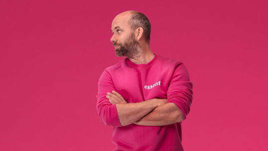 Adviseur van Essent heeft armen gekruist en kijkt naar links.