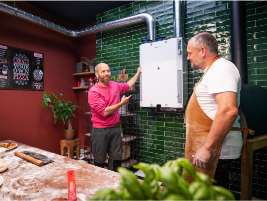 Zakelijke energie: Essent medewerker legt aan ondernemer in de horeca hoe hij kan besparen op energie