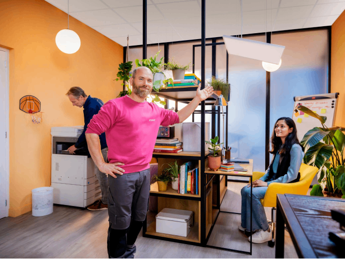 zakelijke energie makkelijk gemaakt, essent collega geeft uitleg op kantoor