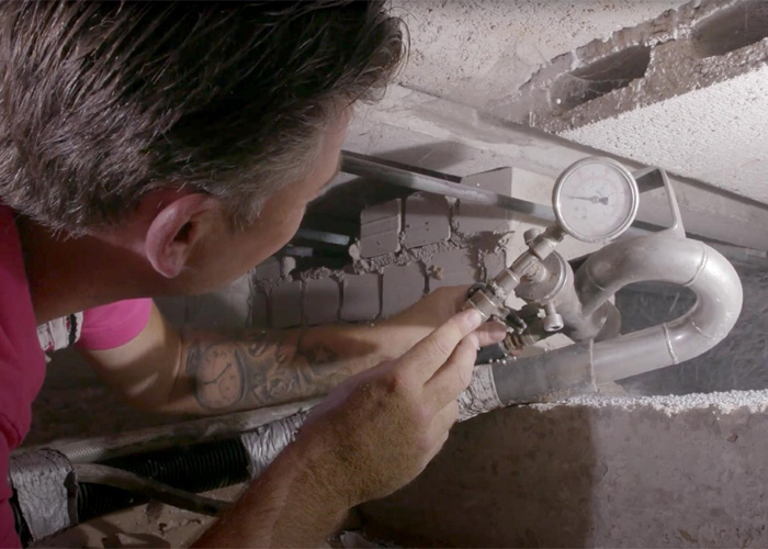 Een monteur die werkt aan vloerisolatie