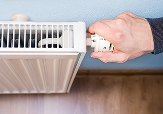Hand draait verwarming terug voor minder gemiddeld gasverbruik