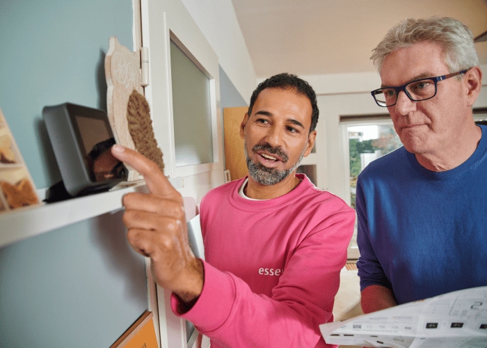 Een adviseur van Essent helpt je met het aanmelden voor een energiecontract