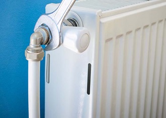 Hoe vervangt u de radiator van een verwarming