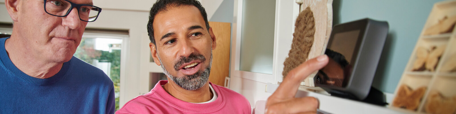 Monteur geeft uitleg aan klant