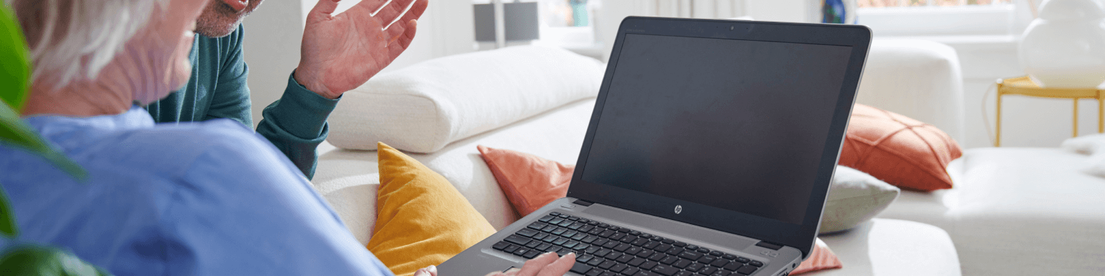 Man en vrouw achter laptop