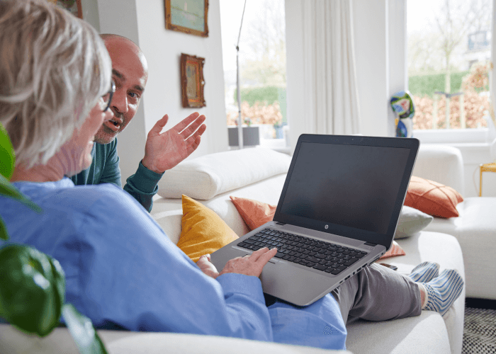 Man en vrouw achter laptop