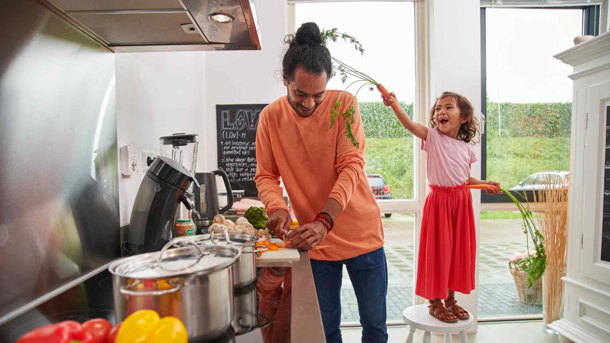 Man en meisje in de keuken aan het koken