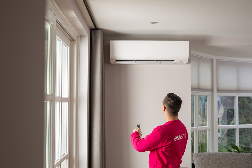 Essent monteur zet airco aan