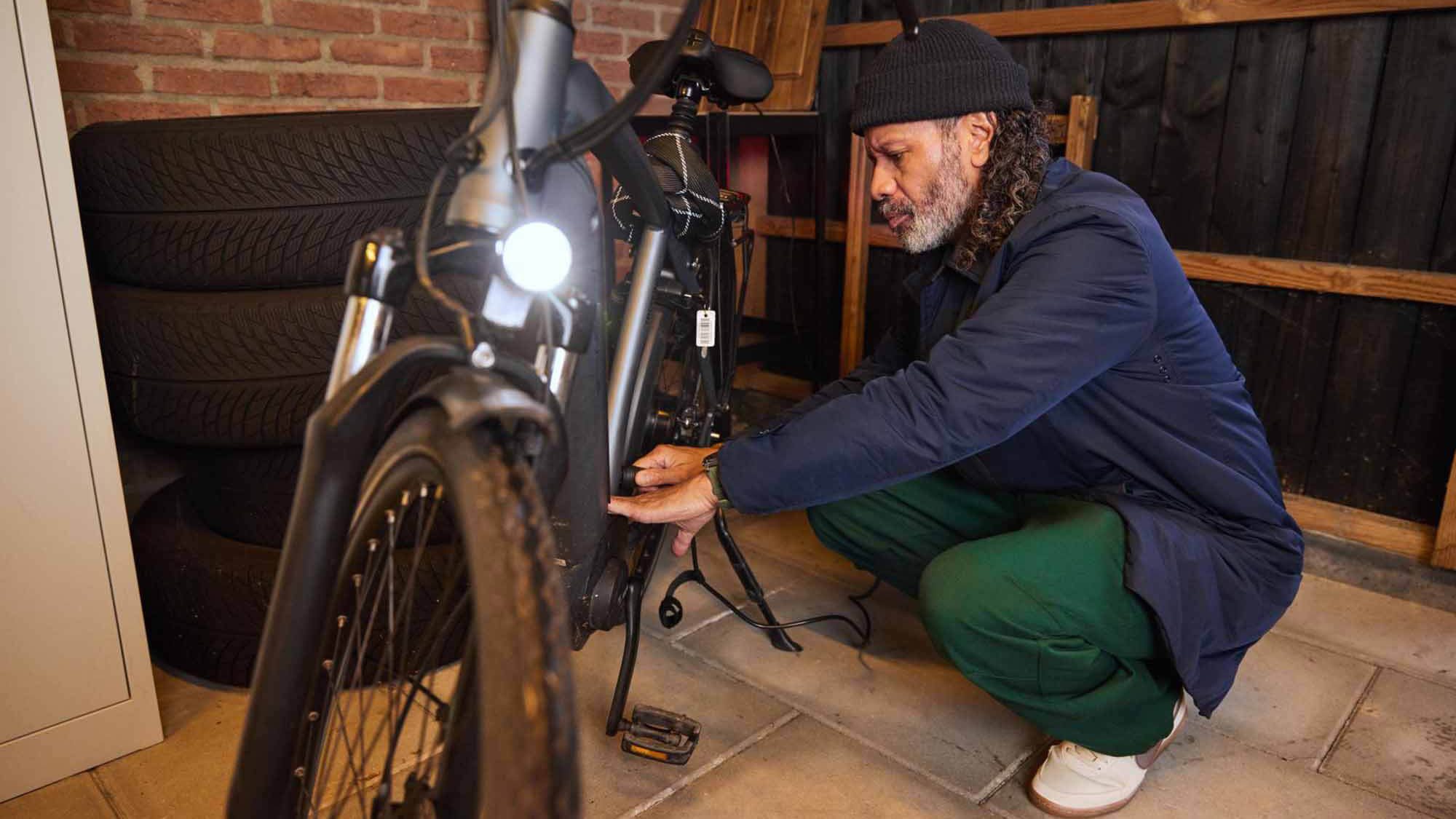 Man met elektrische fiets