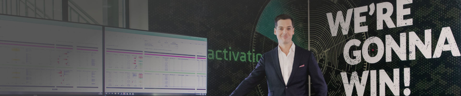 Maarten van Dijk staat naast computermonitor