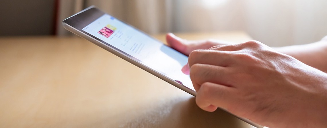 Een hand bekijkt een website op een tablet