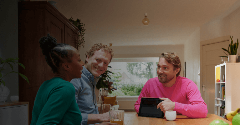 Adviseur van Essent zit samen met man en vrouw aan keukentafel