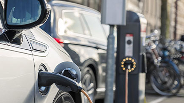 auto aan een laadpaal