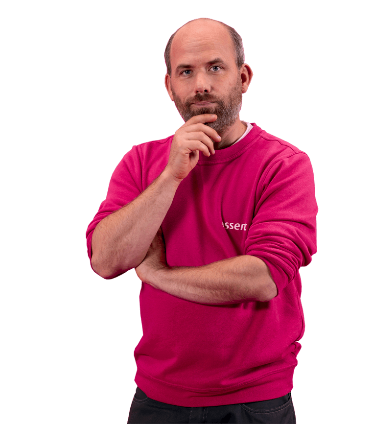 Essent monteur kijkt denkend