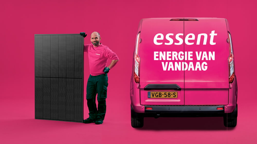 Freek met zonnepaneel en bus