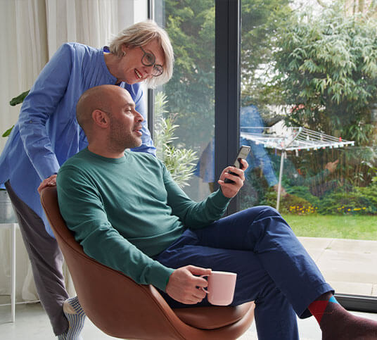 Man en vrouw kijken samen naar de telefoon