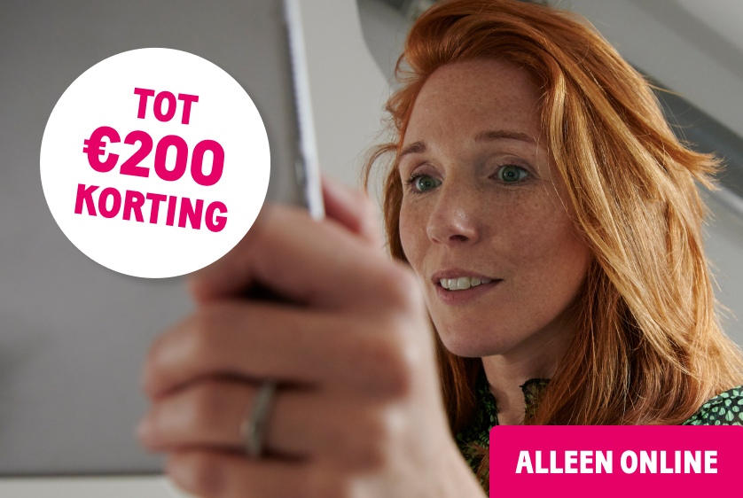 Vrouw kijkt op haar tablet - tot 100 euro korting