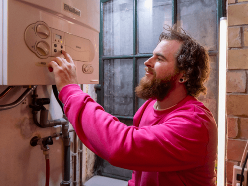 Monteur legt warmtepompen aan