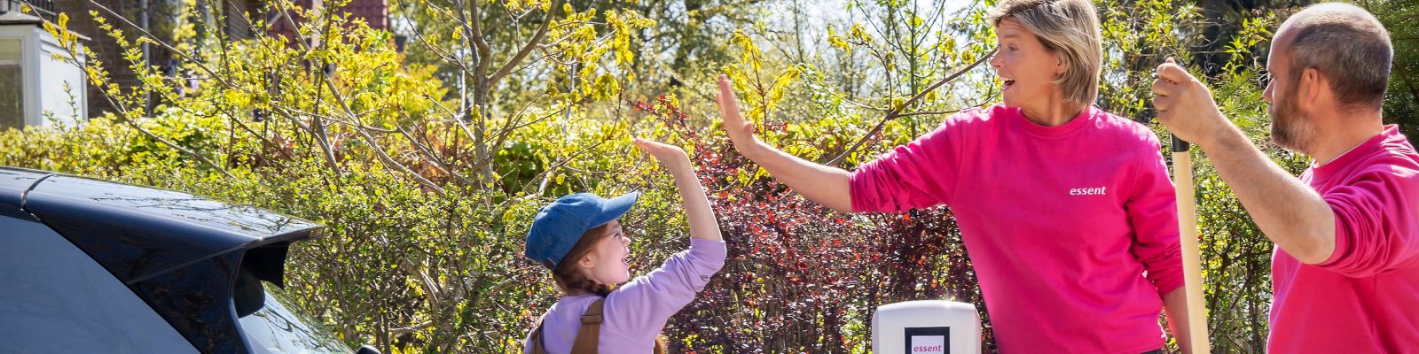 mensen staan bij laadpaal elektrische auto