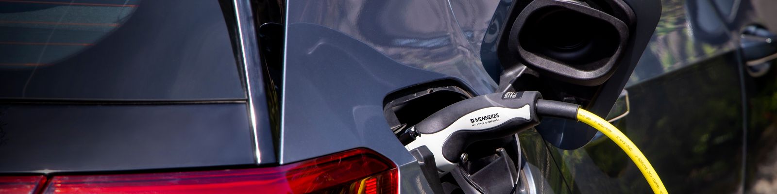 elektrische auto laadt op