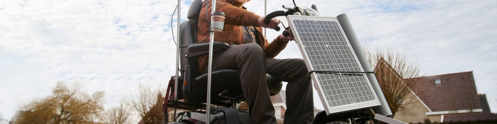 persoon met zonnepanelen op een scootmobiel