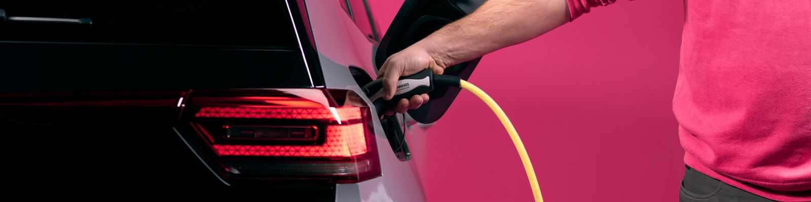 iemand laadt elektrische auto op