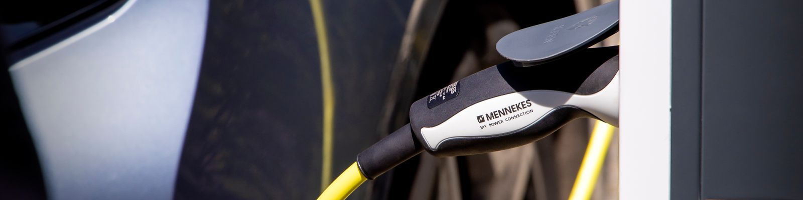 laadkabel in elektrische auto