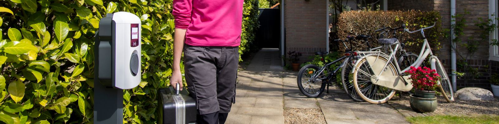 vrouw staat naast laadpaal