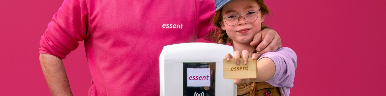 man en kind staan achter een laadpaal