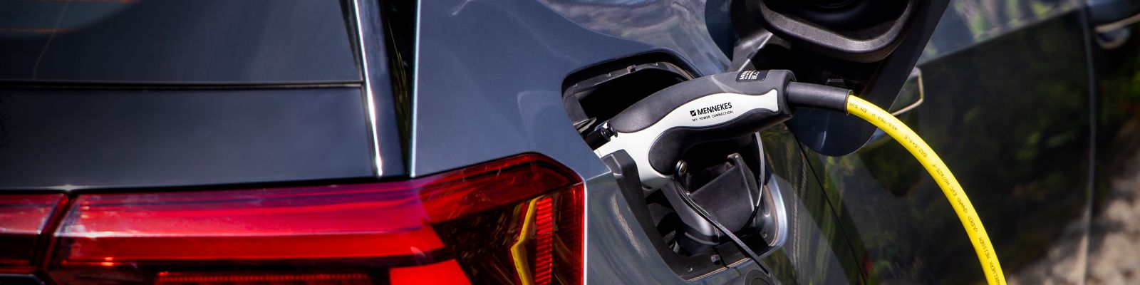 elektrische auto aan laadkabel