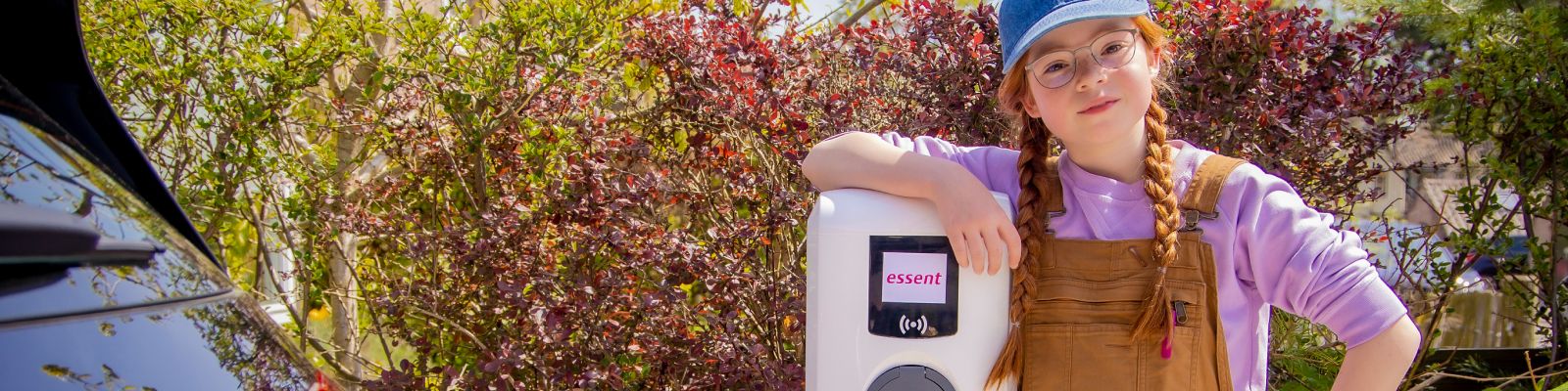 meisje staat bij laadpaal