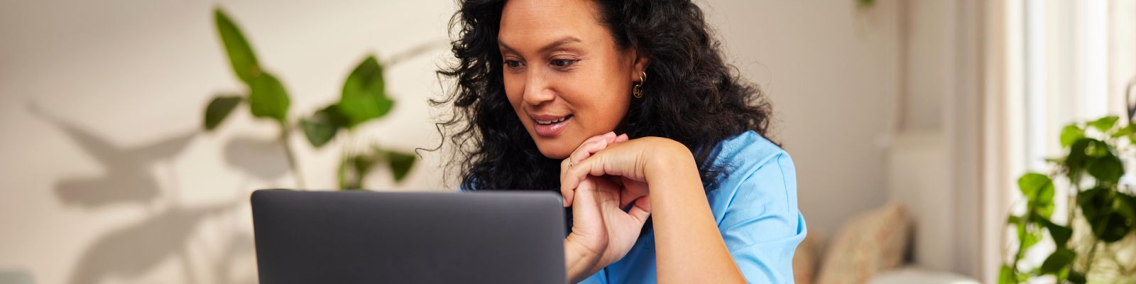 vrouw kijkt naar laptop