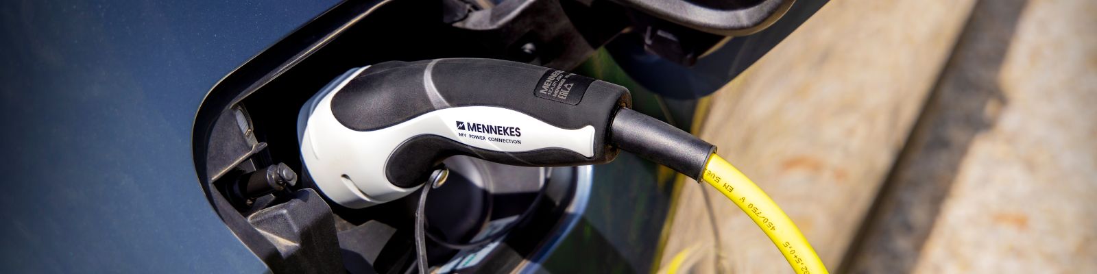 laadpistool in elektrische auto