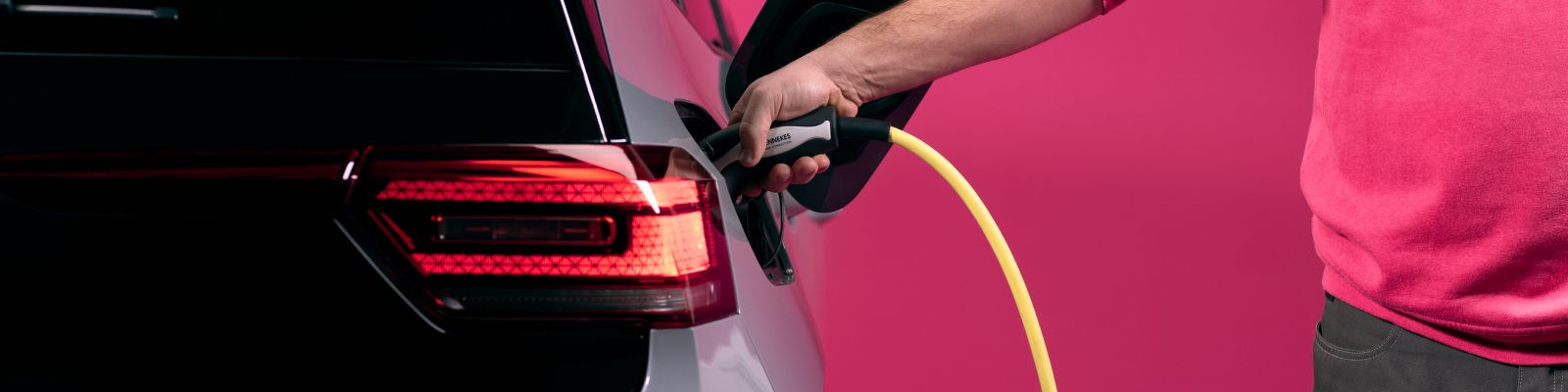 iemand laadt elektrische auto op