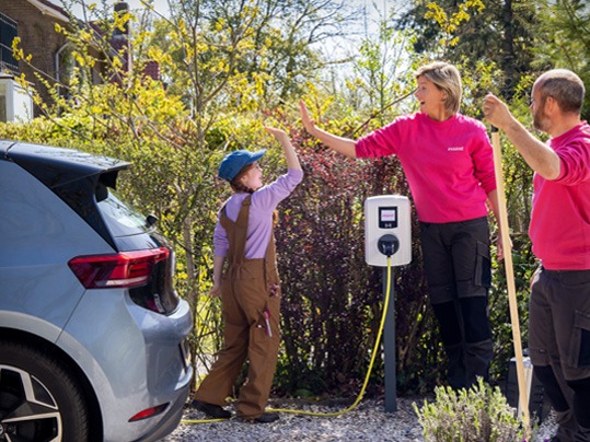 Medewerker Freek met elektrische lader in zijn hand