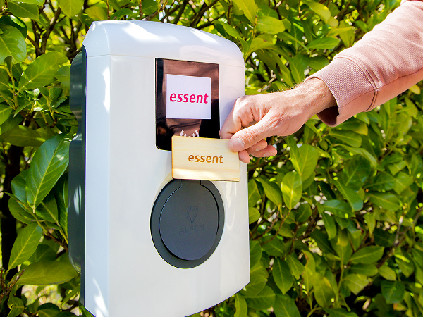 Hand met laadpas voor laadpaal