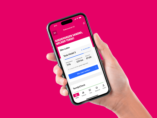 Hand met telefoon, waarop de Essent app geopend is