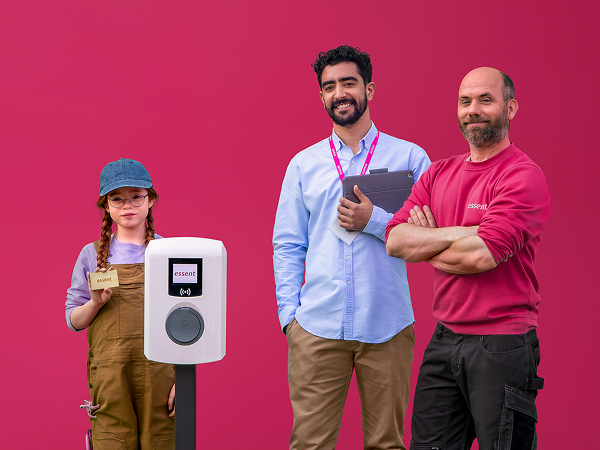 Essent medewerkers en meisje staan lachend bij een laadpaal