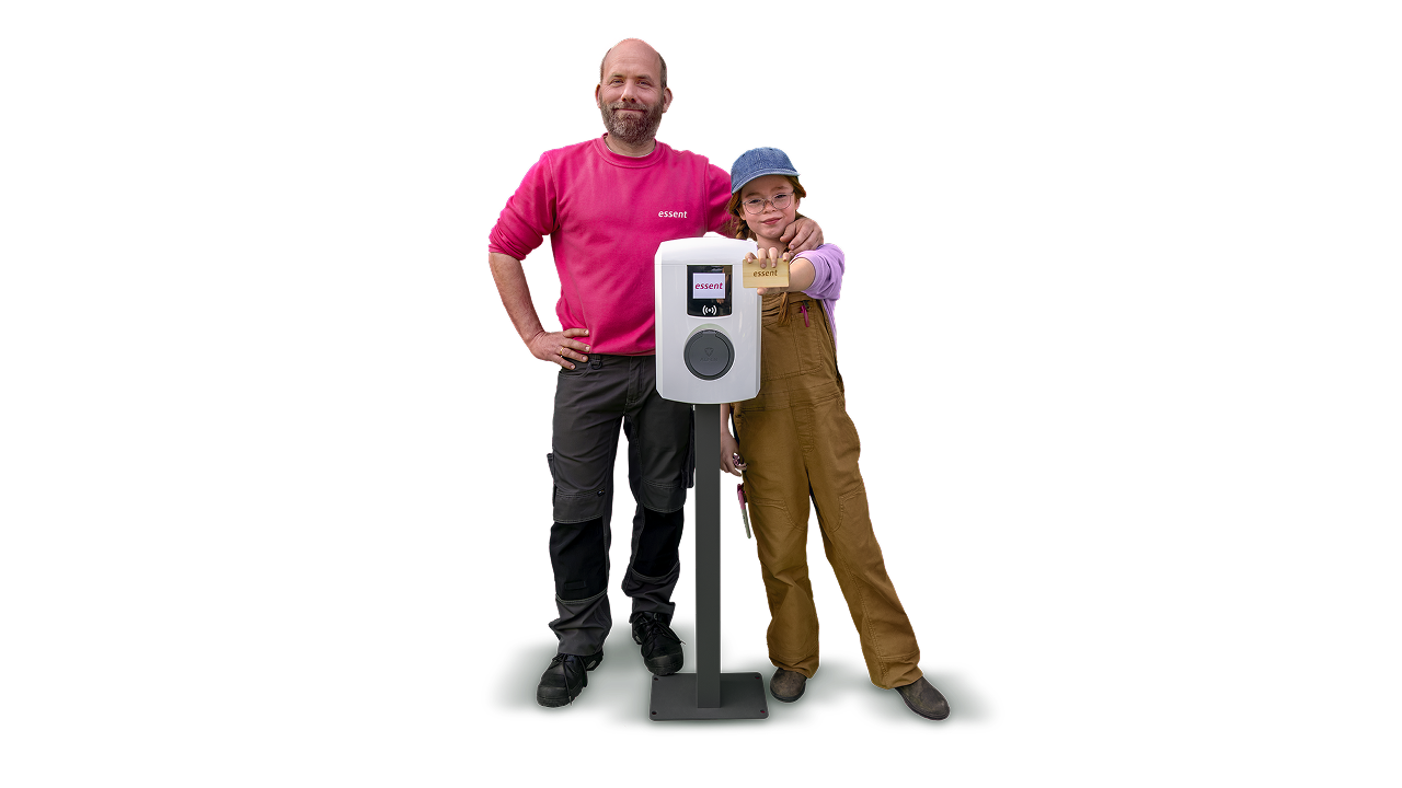 Foto van monteur en kind bij laadpaal en met laadpas