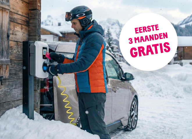 Man scant laadpas op wintersport