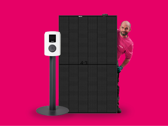 Freek met laadpaal en zonnepanelen