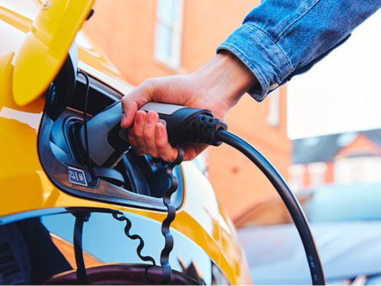 Hand plugt lader in elektrische auto
