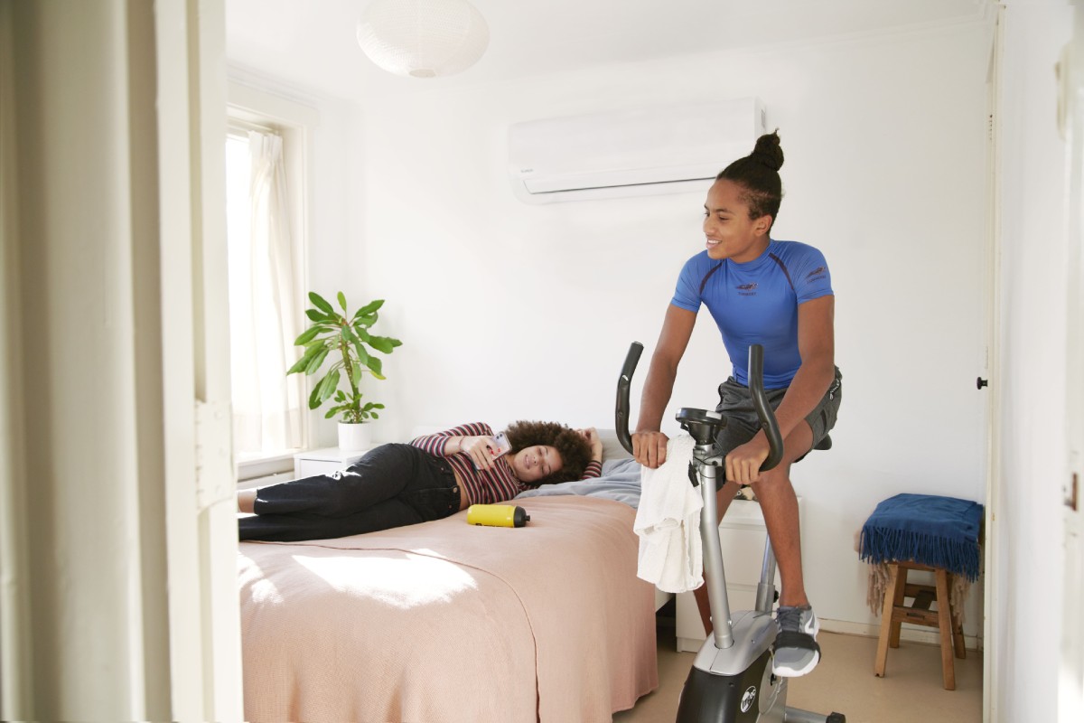 vrouw hometrainer slaapkamer