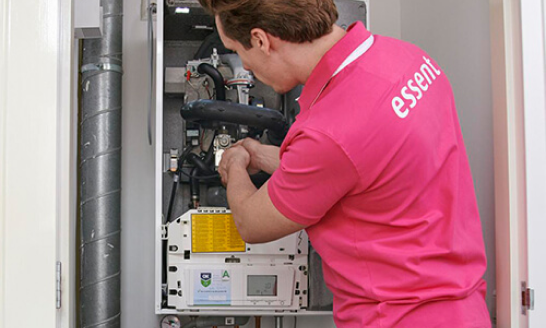 De monteur van Essent voert onderhoud uit aan een boiler